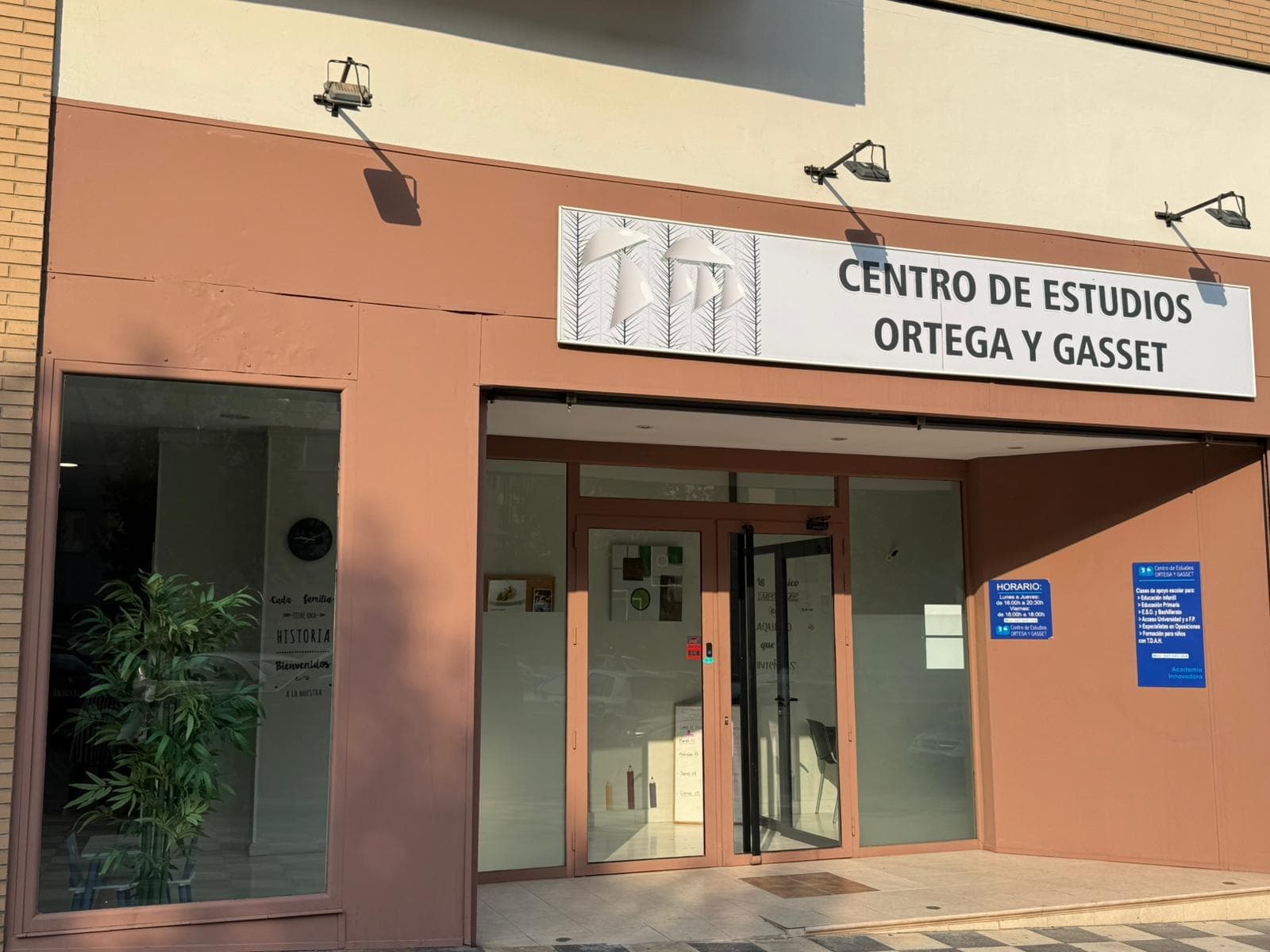 Rótulo exterior del Centro de Estudios Ortega y Gasset en la entrada del local
