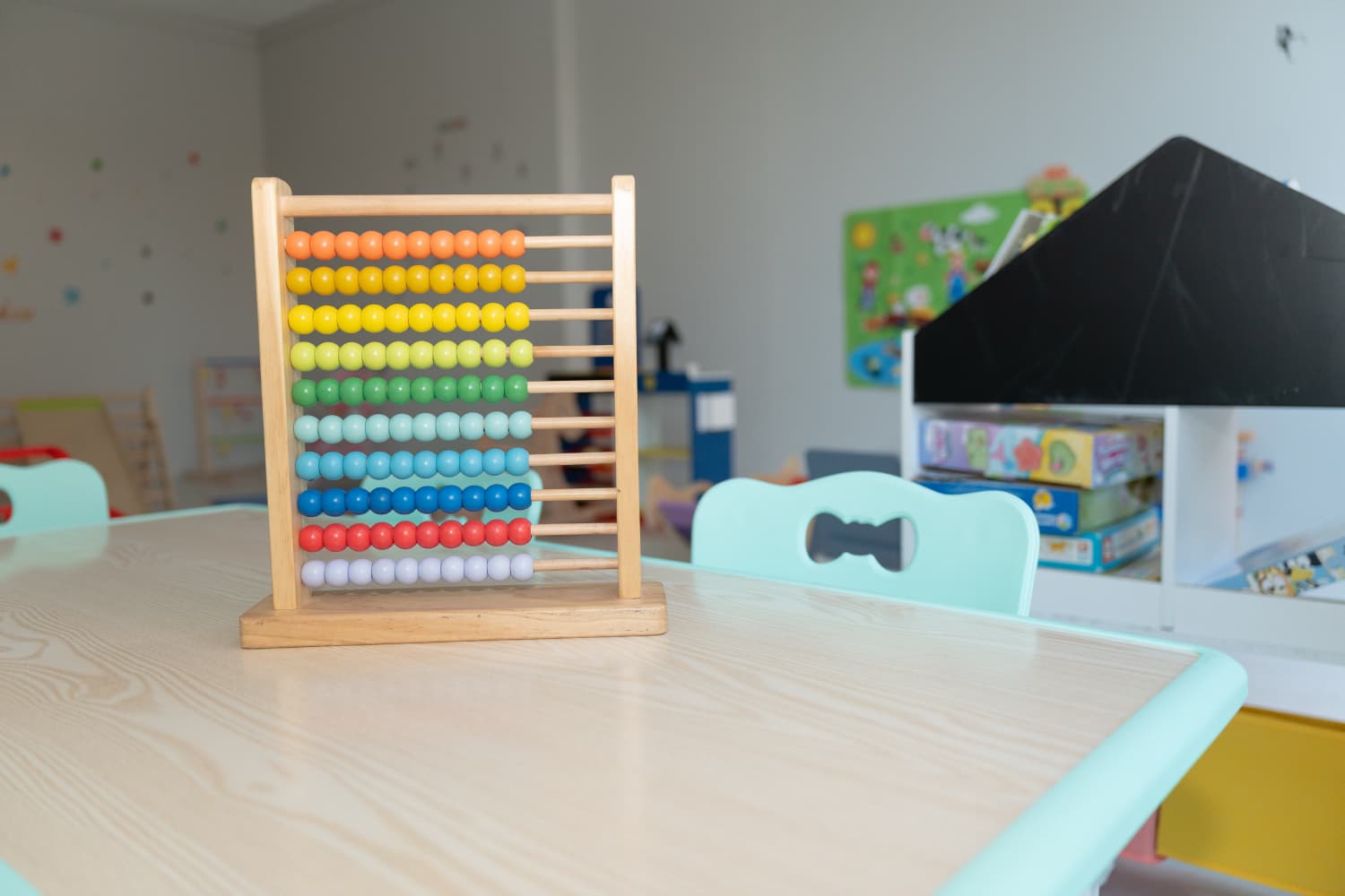 Zona de juego y aprendizaje con materiales infantiles del centro