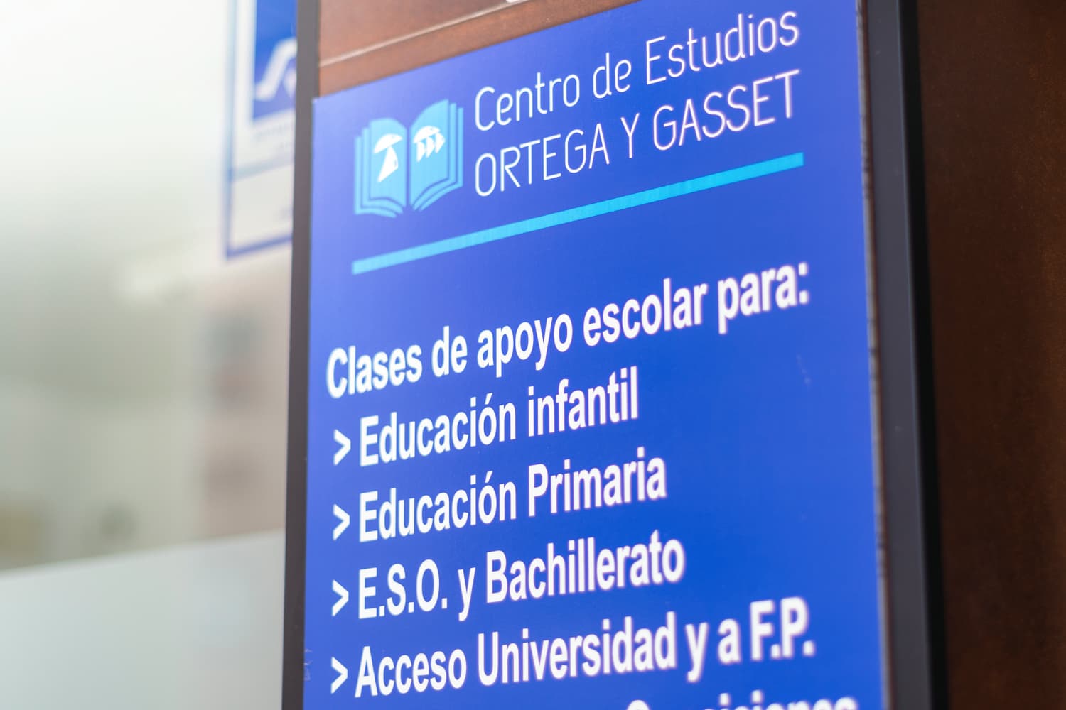 Cartel del centro con información visible sobre sus servicios educativos