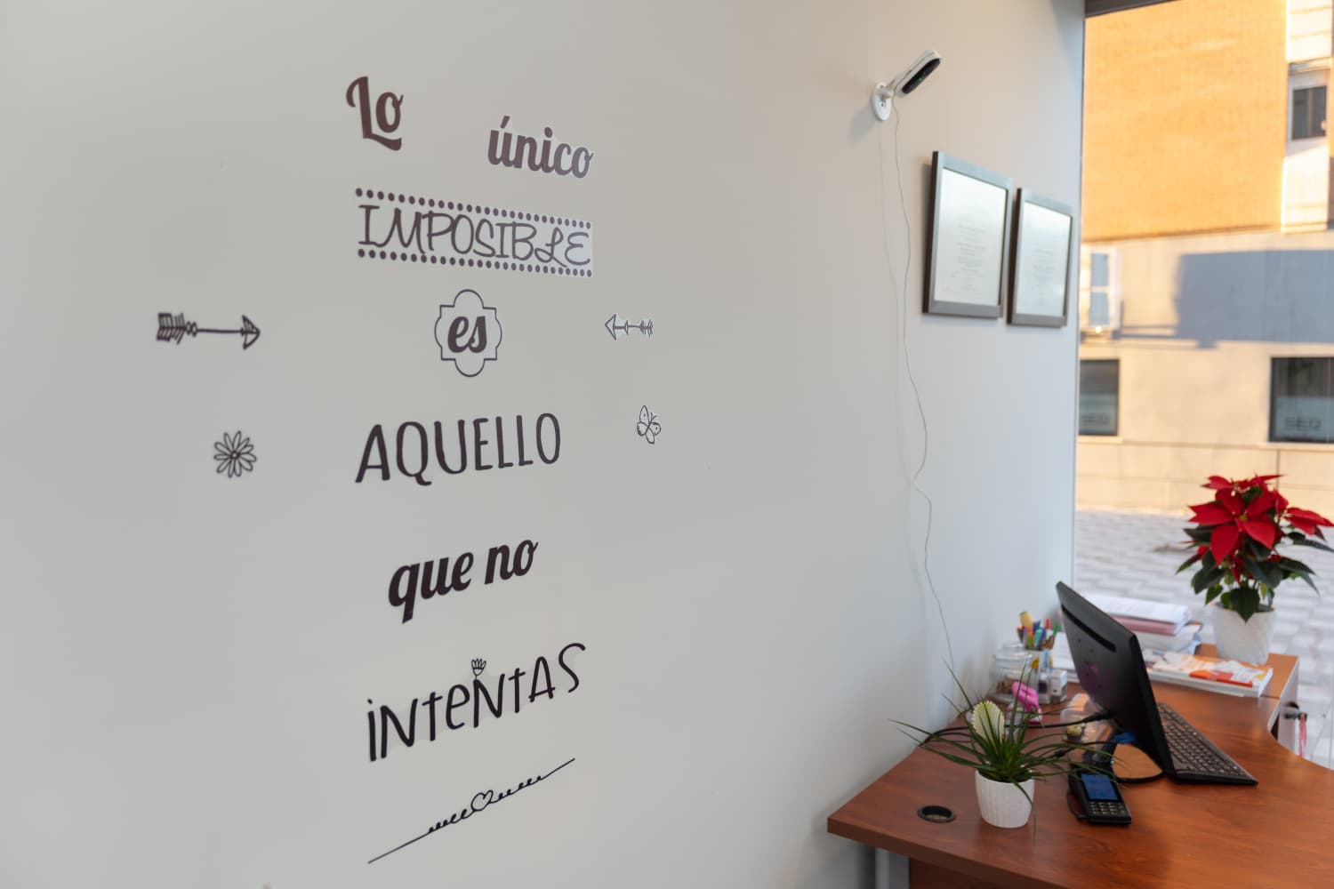 Vista interior del centro con zonas de paso y acceso a las distintas aulas