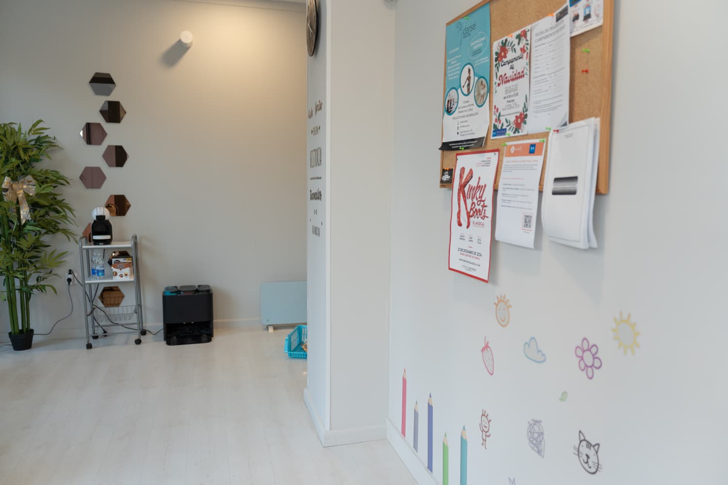 Pasillo del centro que conecta las diferentes estancias de estudio y atención