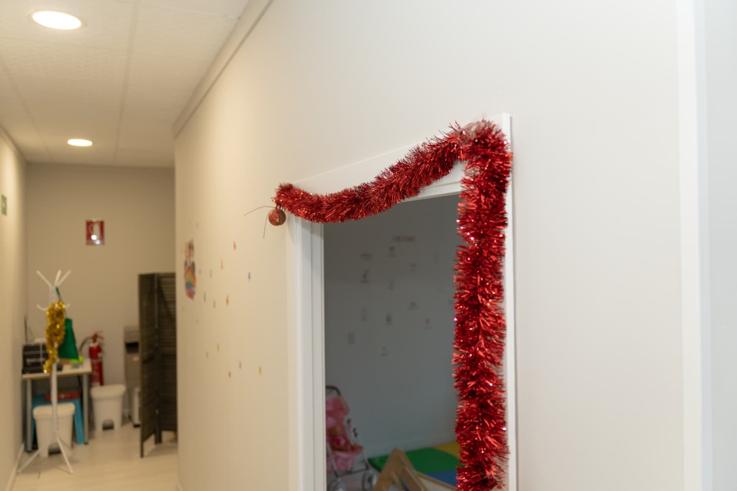 Zona interior del centro con mobiliario funcional y acabado luminoso