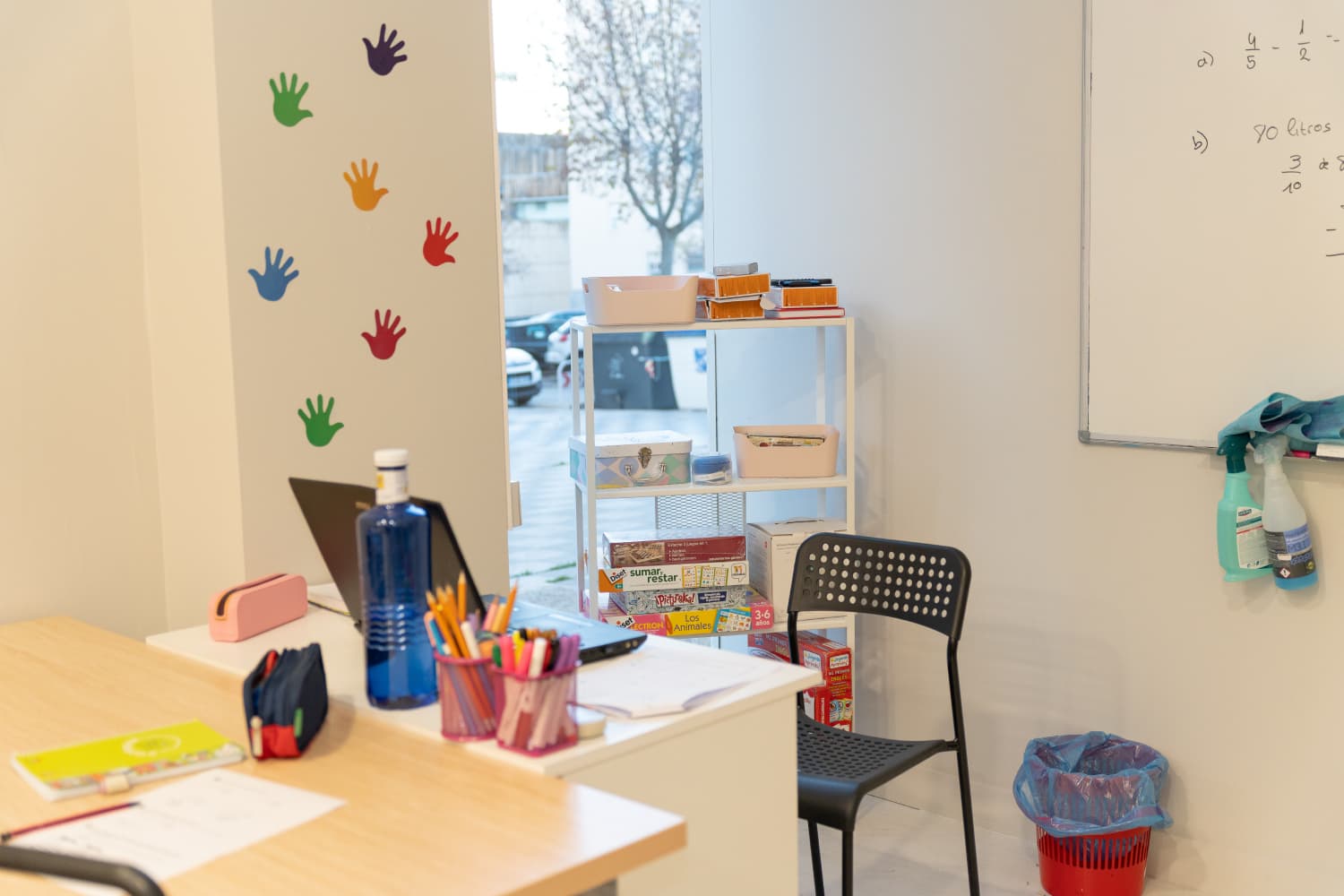 Otra de las aulas del centro con proyector, asientos y material preparado para el día a día